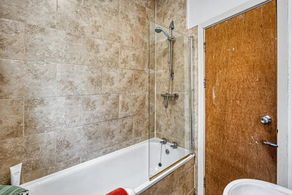 106SL - First-floor bathroom