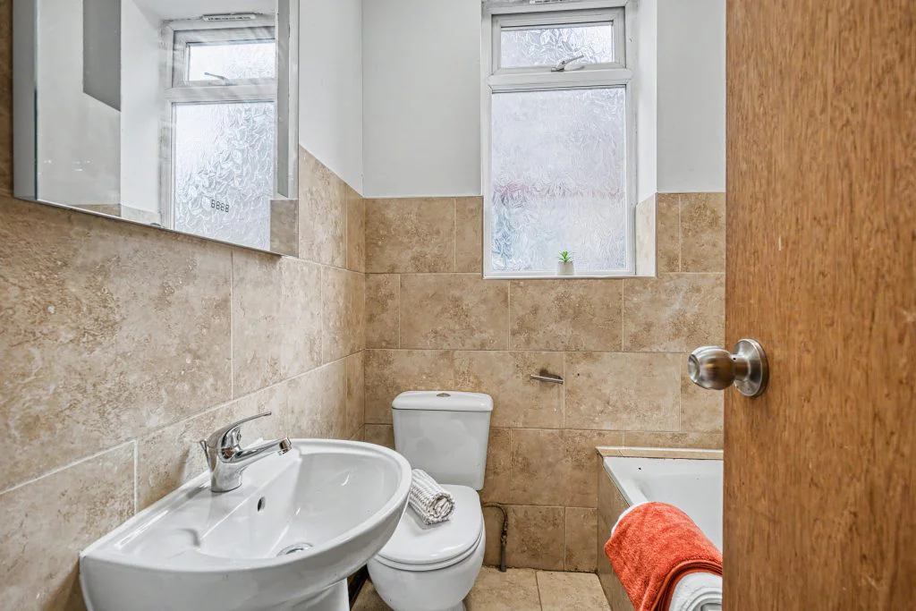 106SL - First-floor bathroom