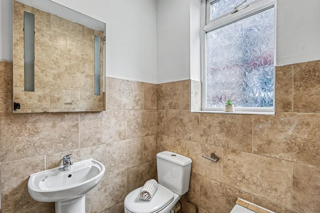 106SL - First-floor bathroom