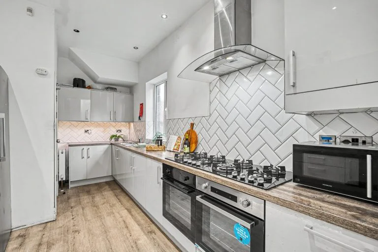 106SL - Kitchen