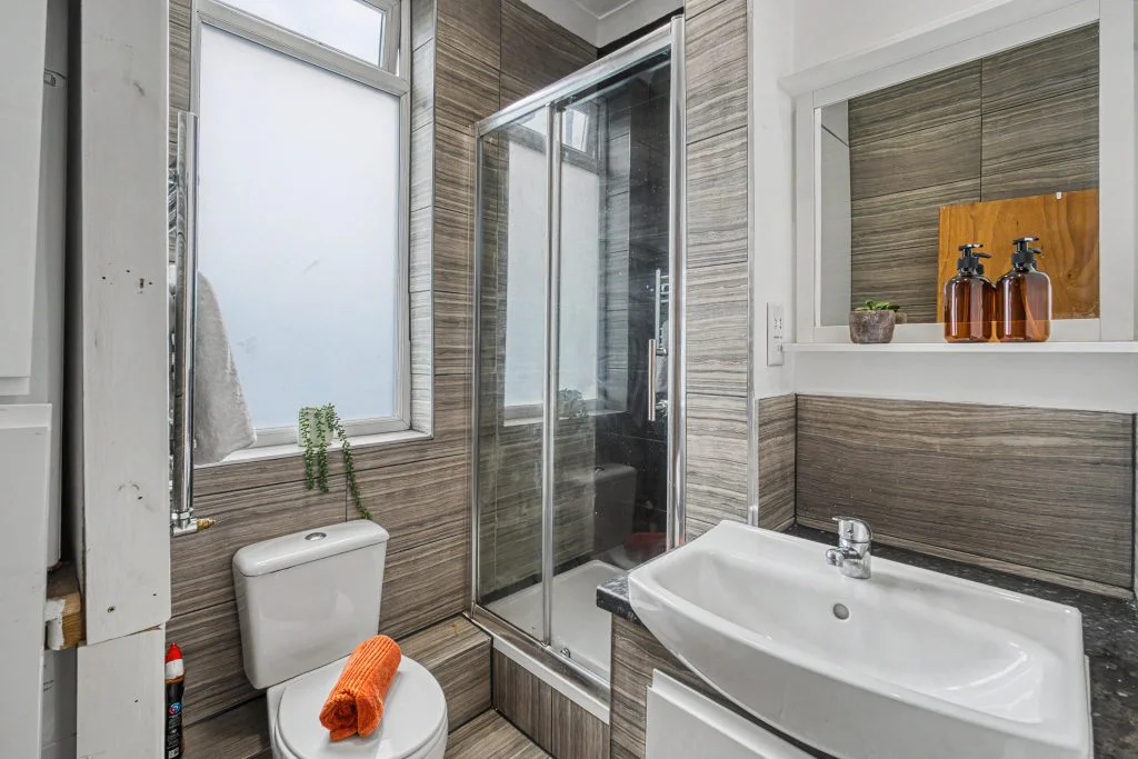 106SL - First-floor shower room