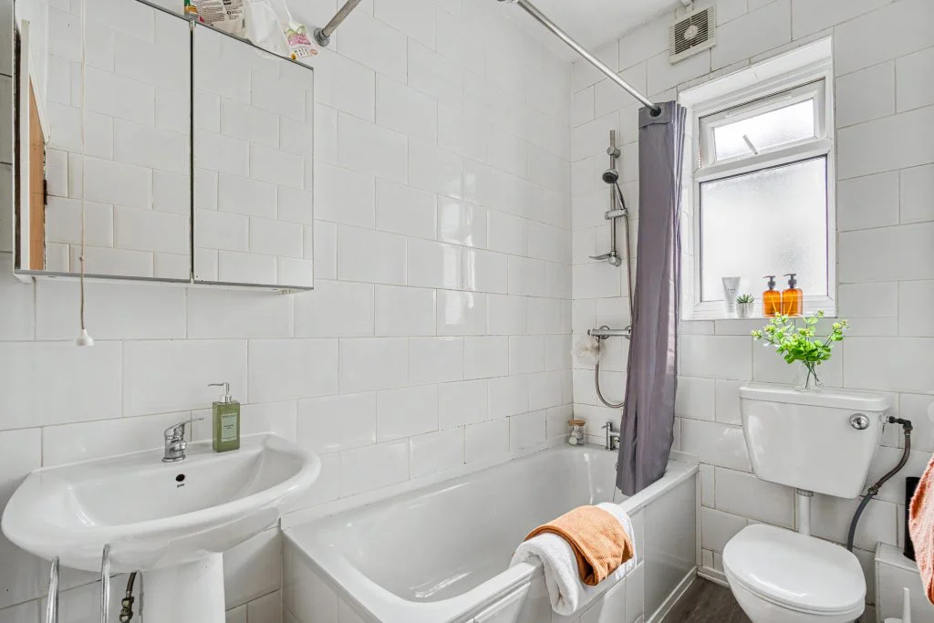 189SL - First-floor bathroom