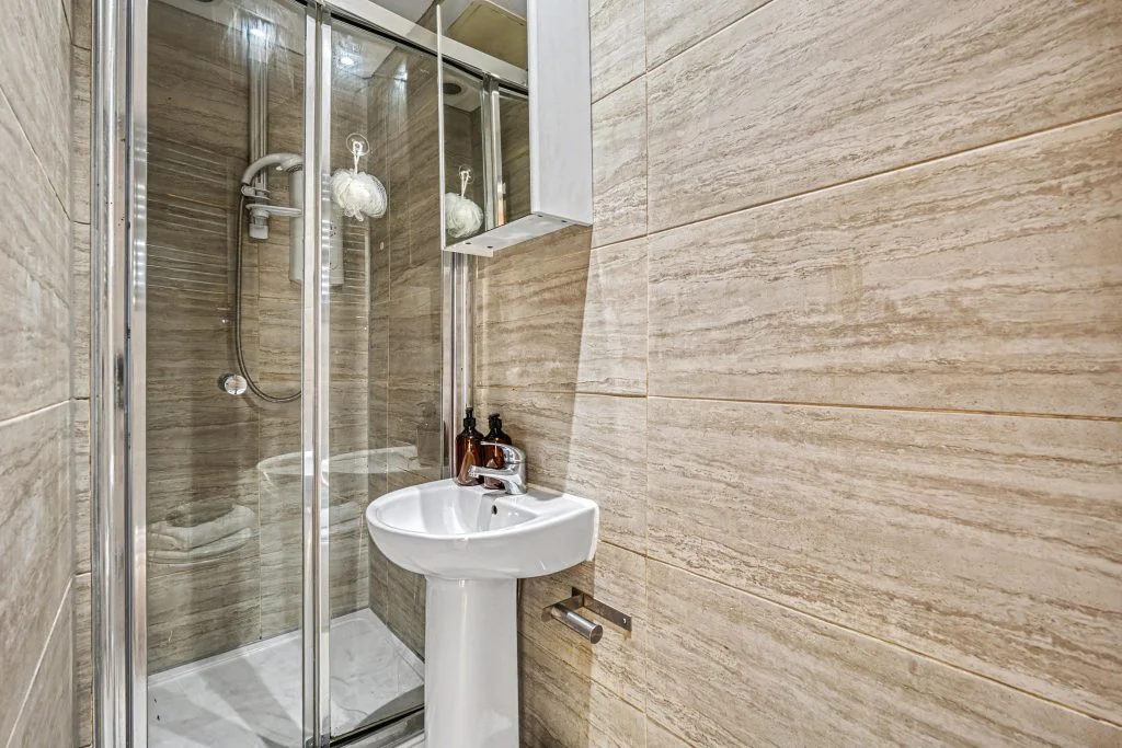 189SL - Second-floor bathroom
