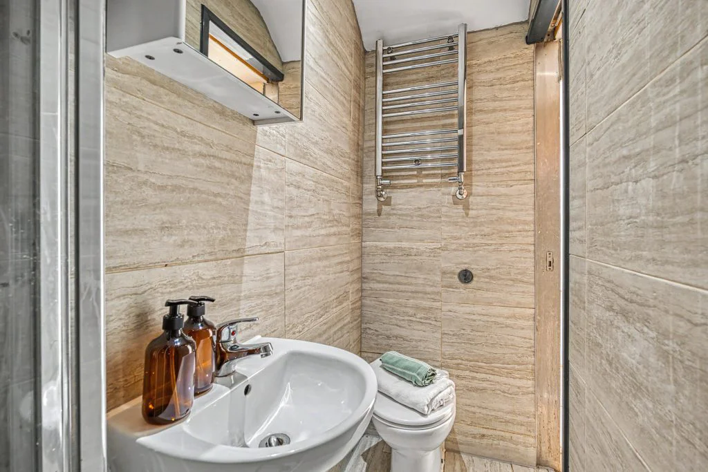 189SL - Second-floor bathroom