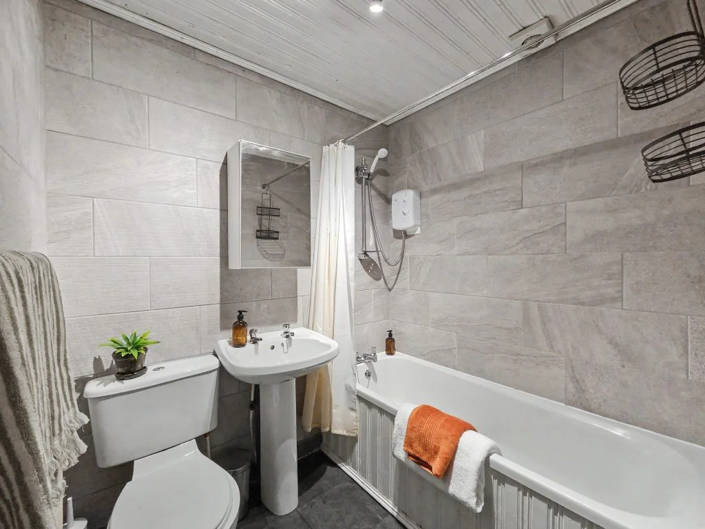 19R - Ground-floor bathroom