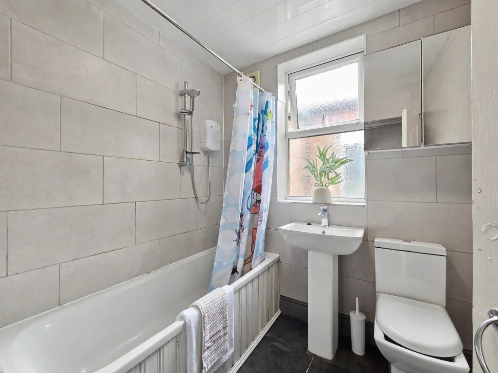 19R - First-floor bathroom