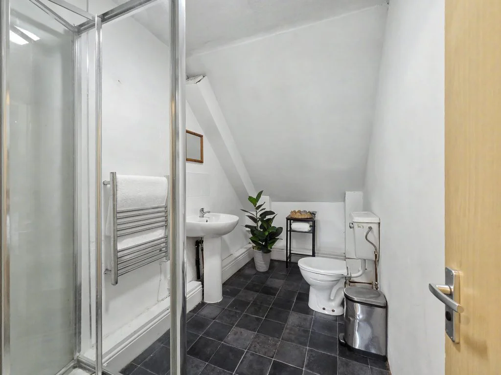 20LG - Second floor bathroom