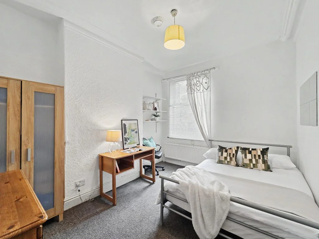 20LG - Bedroom1