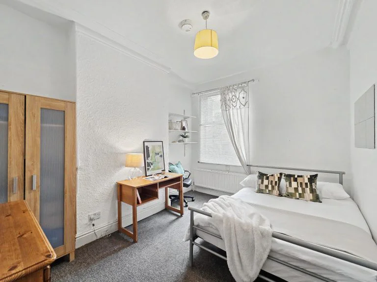 20LG - Bedroom1