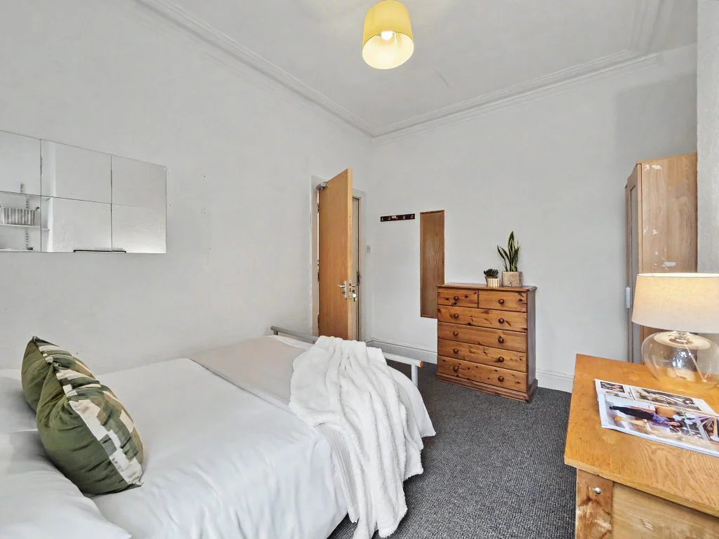20LG - Bedroom1