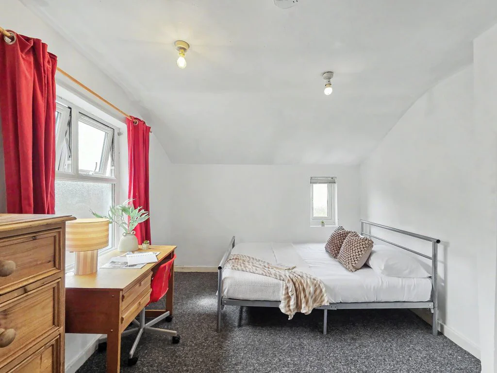 20LG - Bedroom2