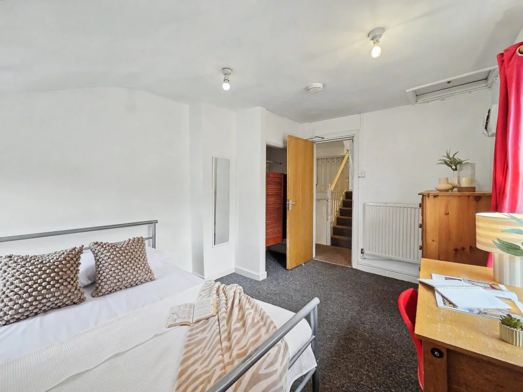 20LG - Bedroom2