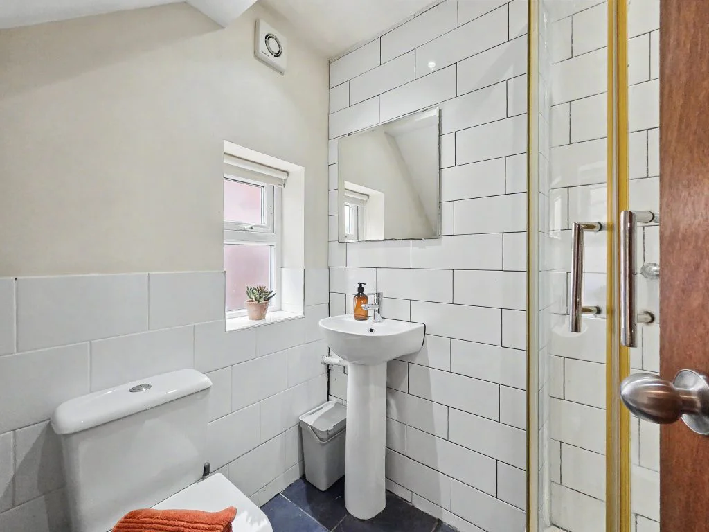 21L - Ground-floor bathroom