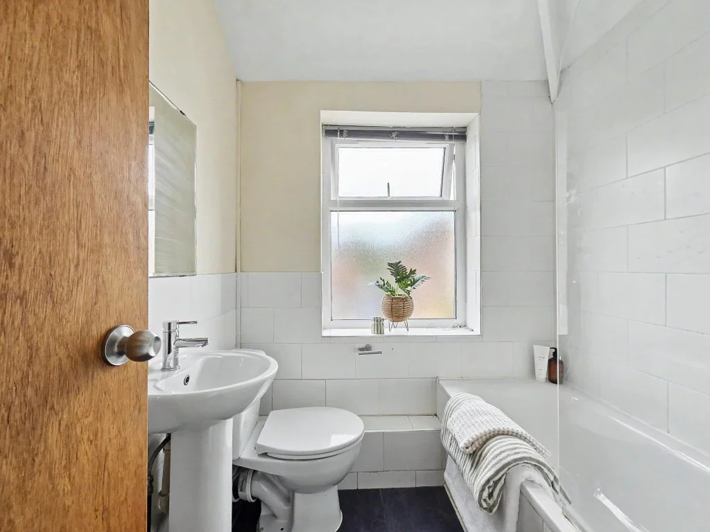 21L - First-floor bathroom