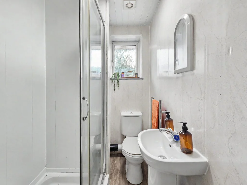 2SW - First-floor bathroom