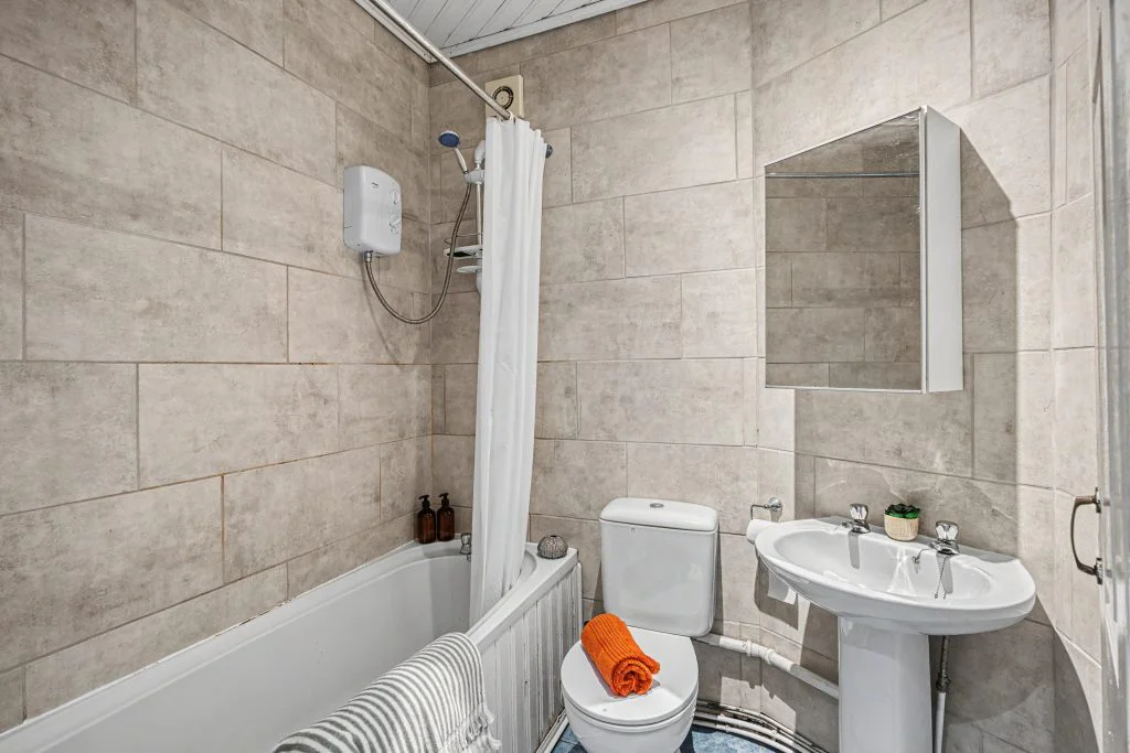7K - Ground-floor bathroom